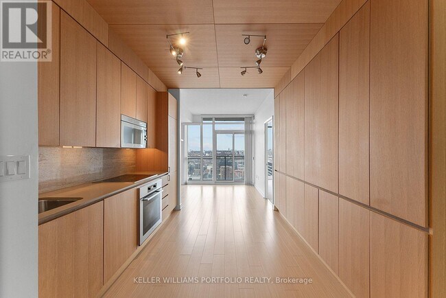 15 Iceboat Terr in Toronto, ON - Building Photo - Building Photo