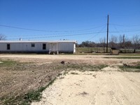 1686 Fort Clark Rd in Uvalde, TX - Foto de edificio - Building Photo