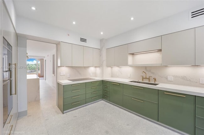 737 Crandon Blvd in Key Biscayne, FL - Building Photo - Building Photo