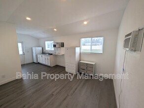 1002 Kirkland Dr in Tampa, FL - Building Photo - Building Photo