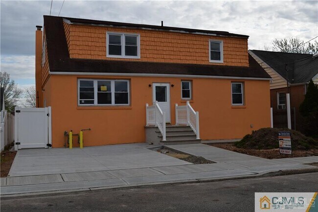 90 Holly St in Woodbridge Township, NJ - Building Photo - Building Photo