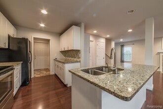 324 Stratford Ln in Lake Orion, MI - Building Photo - Building Photo