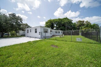 1260 NW 58th St in Miami, FL - Building Photo - Building Photo