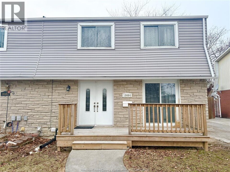 10664 Atwater Crescent in Windsor, ON - Building Photo