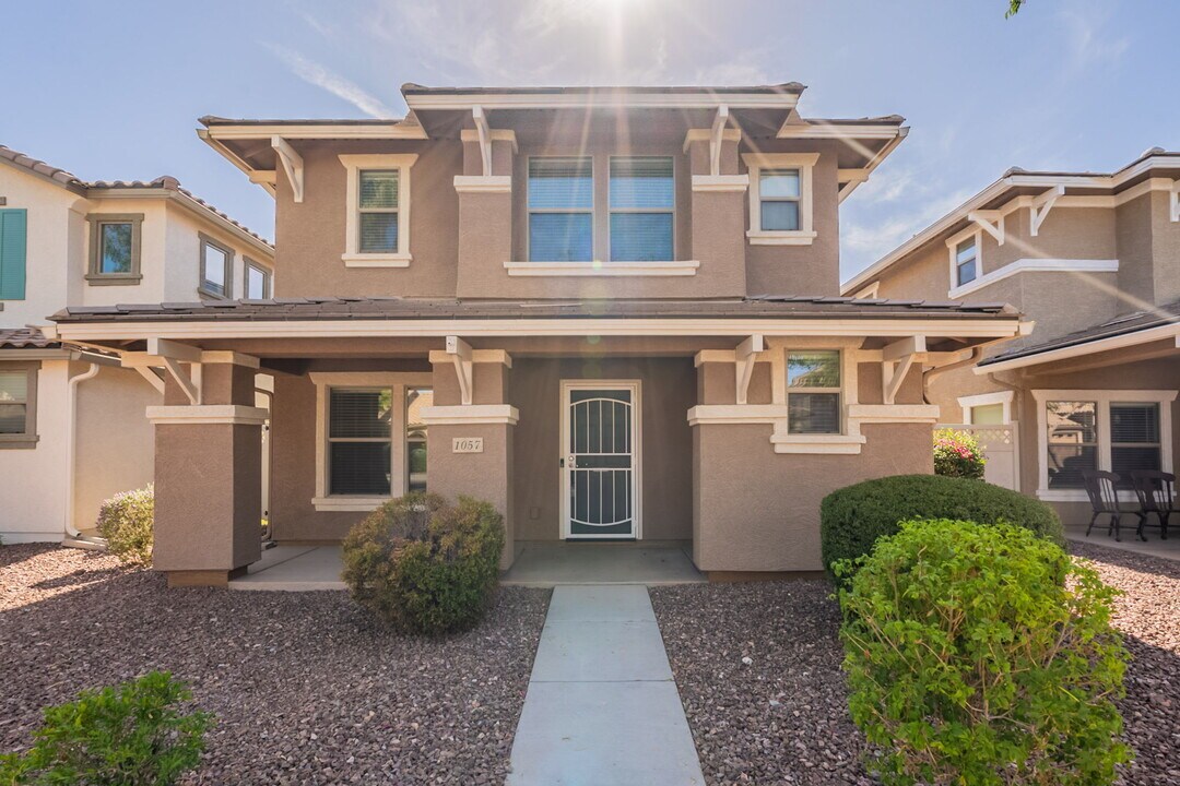 1057 S Deerfield Ln in Gilbert, AZ - Building Photo