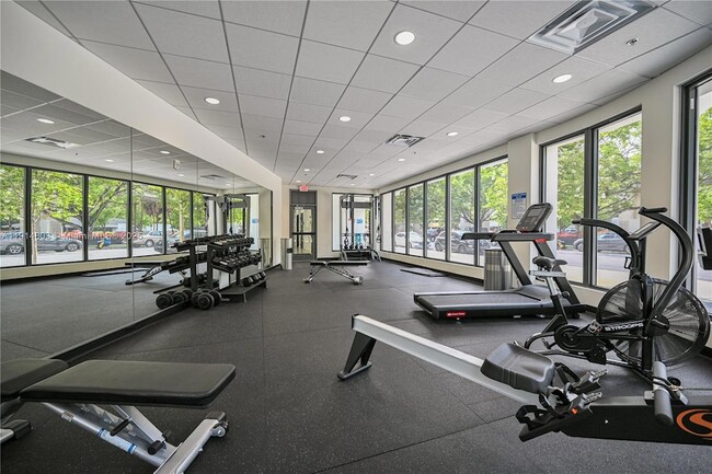 2285 SW 27th St, Unit 407 in Miami, FL - Foto de edificio - Building Photo