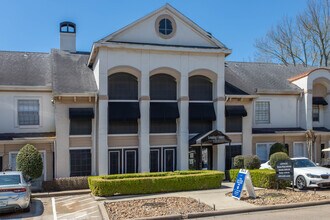 Regatta in Houston, TX - Foto de edificio - Building Photo