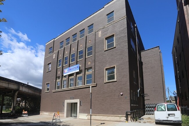 property at 932 W Dakin St