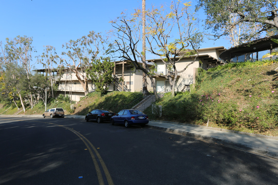 2051 Valderas Dr in Glendale, CA - Foto de edificio