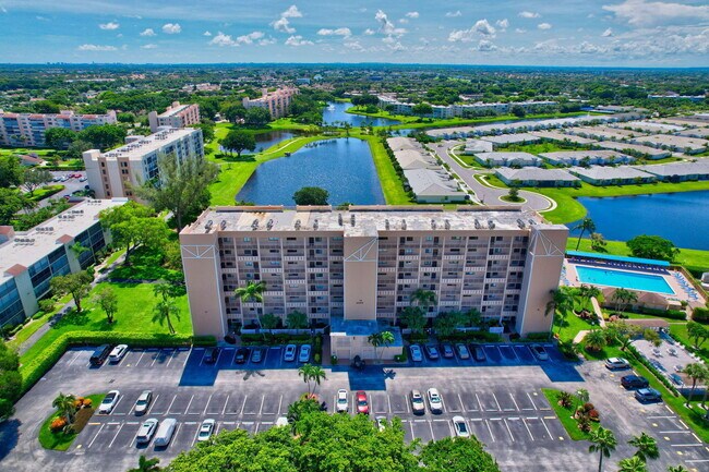 6866 Huntington Ln in Delray Beach, FL - Foto de edificio - Building Photo