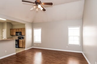 10215 Morning Hill Dr in Memphis, TN - Foto de edificio - Building Photo