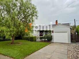 389 Acacia St in Vacaville, CA - Building Photo