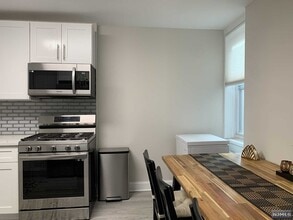 2160 Center St, Unit 4I in Fort Lee, NJ - Building Photo - Building Photo