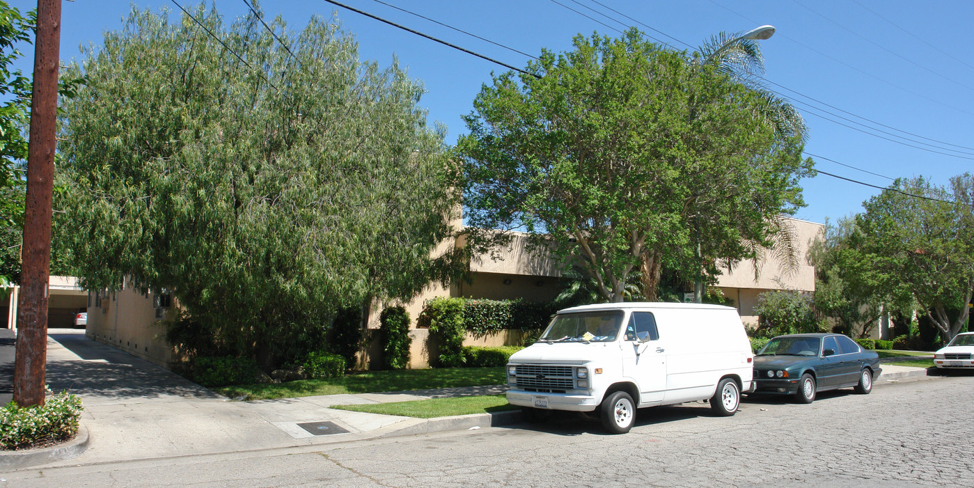 7450 Canby Ave in Reseda, CA - Foto de edificio