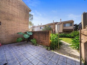 2056 Augusta Dr in Houston, TX - Building Photo - Building Photo