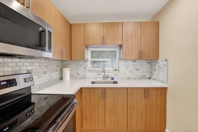 830 S Hollybrook Dr in Pembroke Pines, FL - Building Photo - Building Photo