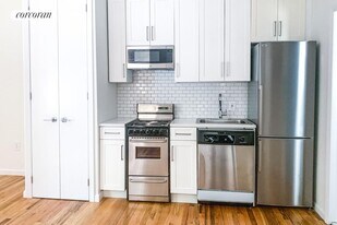 128 W 13th St in New York, NY - Building Photo