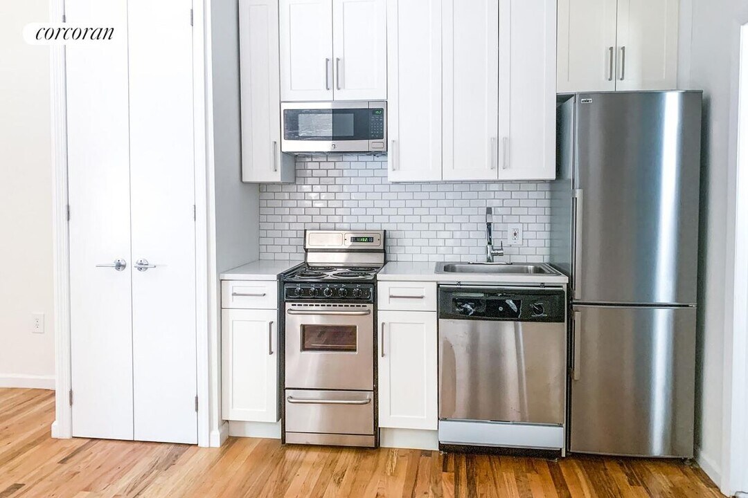 128 W 13th St in New York, NY - Building Photo