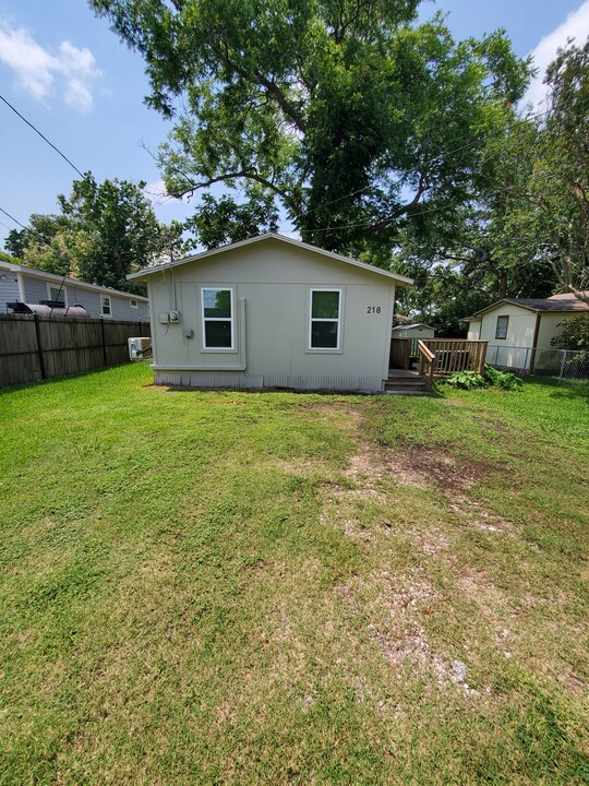 218 Kansas St in Bacliff, TX - Building Photo