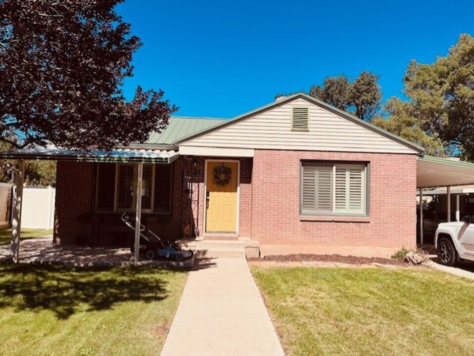 47 N 1050 W in Cedar City, UT - Building Photo