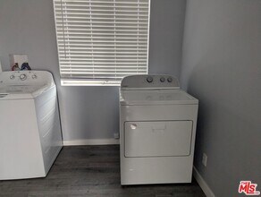 901 W 64th St, Unit 3 in Los Angeles, CA - Foto de edificio - Building Photo