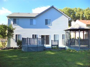 8601 Sycamore Ct in Fox Lake, IL - Foto de edificio - Building Photo