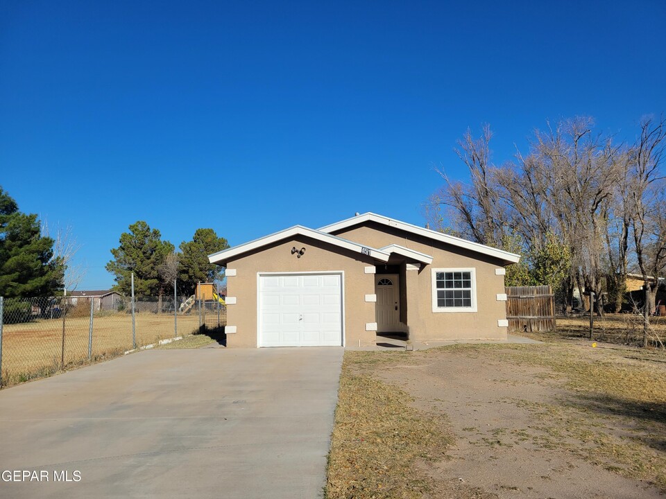 451 Santa Martina Dr in Socorro, TX - Building Photo