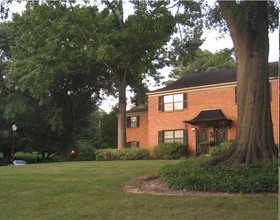 Roswell Court Condos in Atlanta, GA - Foto de edificio - Building Photo