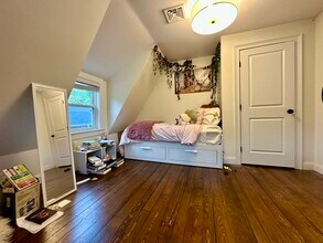 21 Bellevue St, Unit 3 in Waltham, MA - Foto de edificio - Building Photo