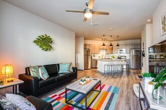 Union on Fletcher in Tampa, FL - Foto de edificio - Building Photo