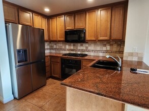 17023 Calle Trevino in San Diego, CA - Foto de edificio - Building Photo