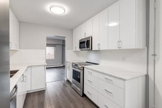 Glenmore Gardens Townhomes & Coachhomes in Calgary, AB - Building Photo - Building Photo