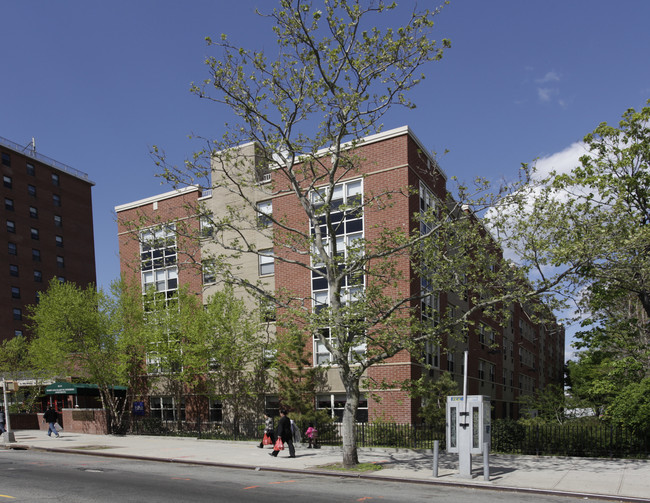 Harry and Jeanette Weinberg in Flushing, NY - Building Photo - Building Photo