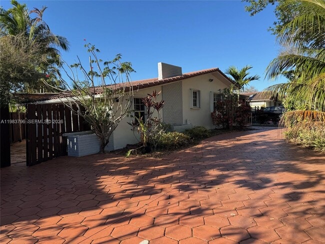 65 Bentley Dr in Miami Springs, FL - Building Photo - Building Photo