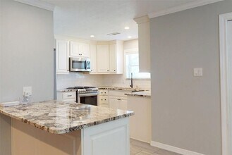 5850 Braesheather Dr in Houston, TX - Building Photo - Building Photo