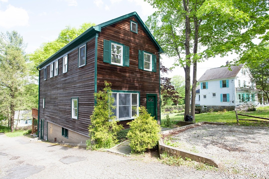 31 Main St in South Salem, NY - Building Photo