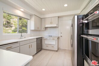 1053 Maroney Ln in Los Angeles, CA - Foto de edificio - Building Photo