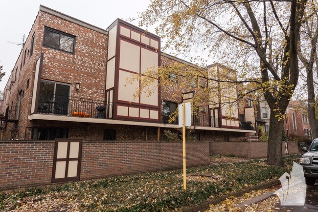 property at 1133 W Drummond Pl