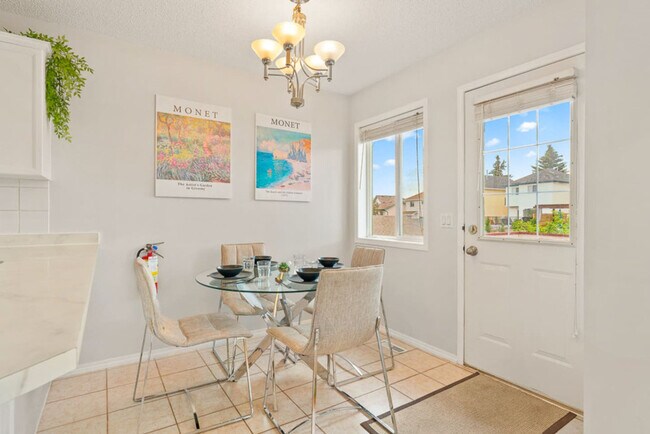 212 Hidden Hills Rd NW in Calgary, AB - Building Photo - Building Photo