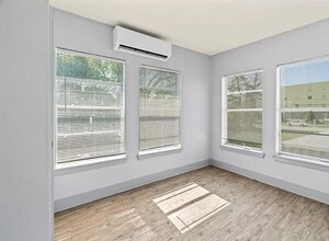 305 Roberts St in Houston, TX - Foto de edificio - Building Photo