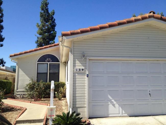 14955 Avenida Venusto in San Diego, CA - Foto de edificio - Building Photo