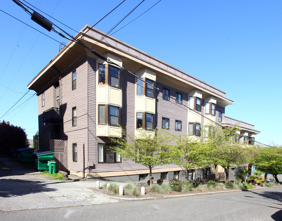 Regis Apartments in Seattle, WA - Building Photo