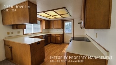 1746 Dove Ln in Medford, OR - Building Photo - Building Photo