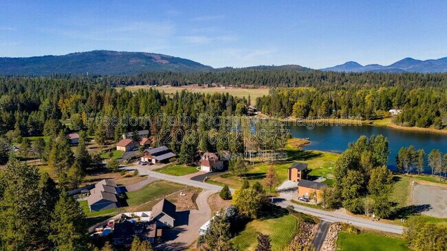 925 Comeback Bay Ln in Sagle, ID - Building Photo - Building Photo