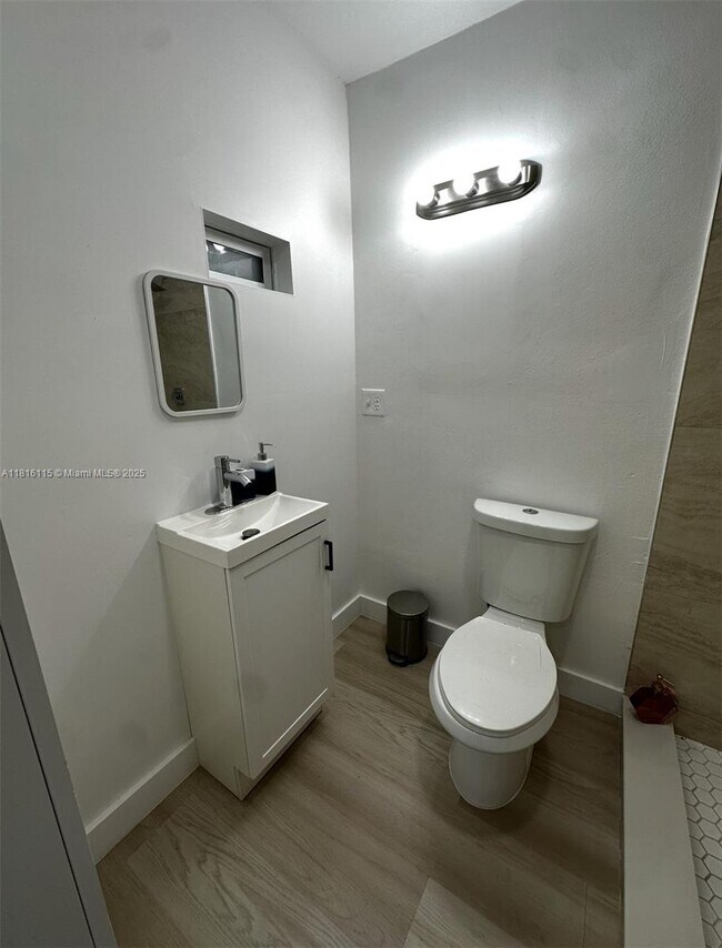 6633 Coconut Dr in Miramar, FL - Foto de edificio - Building Photo