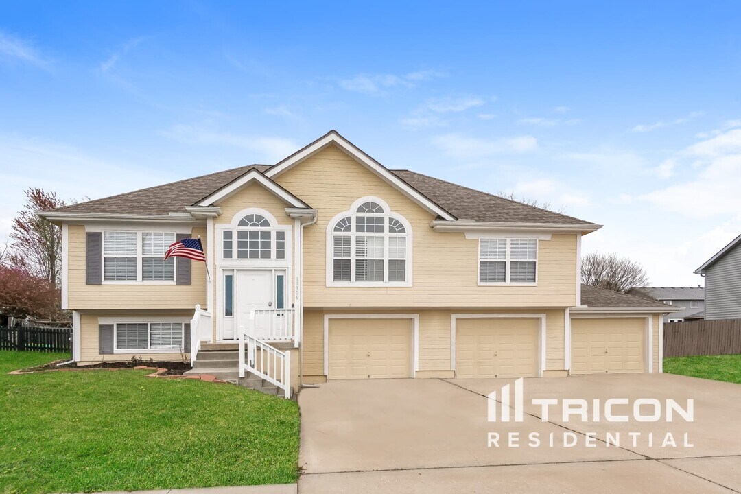 11906 E 214th St in Peculiar, MO - Foto de edificio