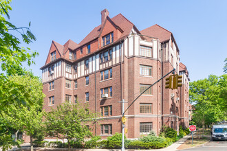 150 Burns St in Forest Hills, NY - Building Photo - Building Photo