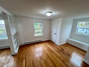 40 Watch St, Unit 2 in Oxford, MA - Foto de edificio - Building Photo