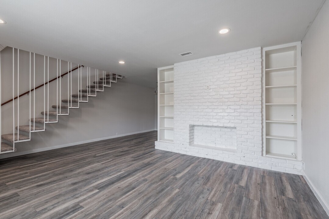 2121 Fountain View Dr in Houston, TX - Building Photo