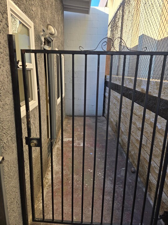 139 W Manchester Blvd, Unit No. 6 in Inglewood, CA - Building Photo